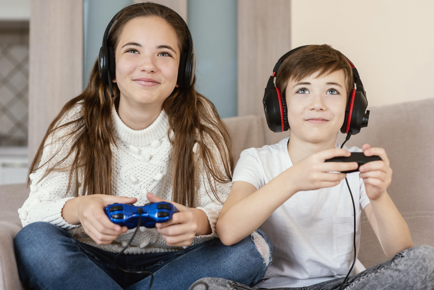 siblings-home-playing-games.jpg
