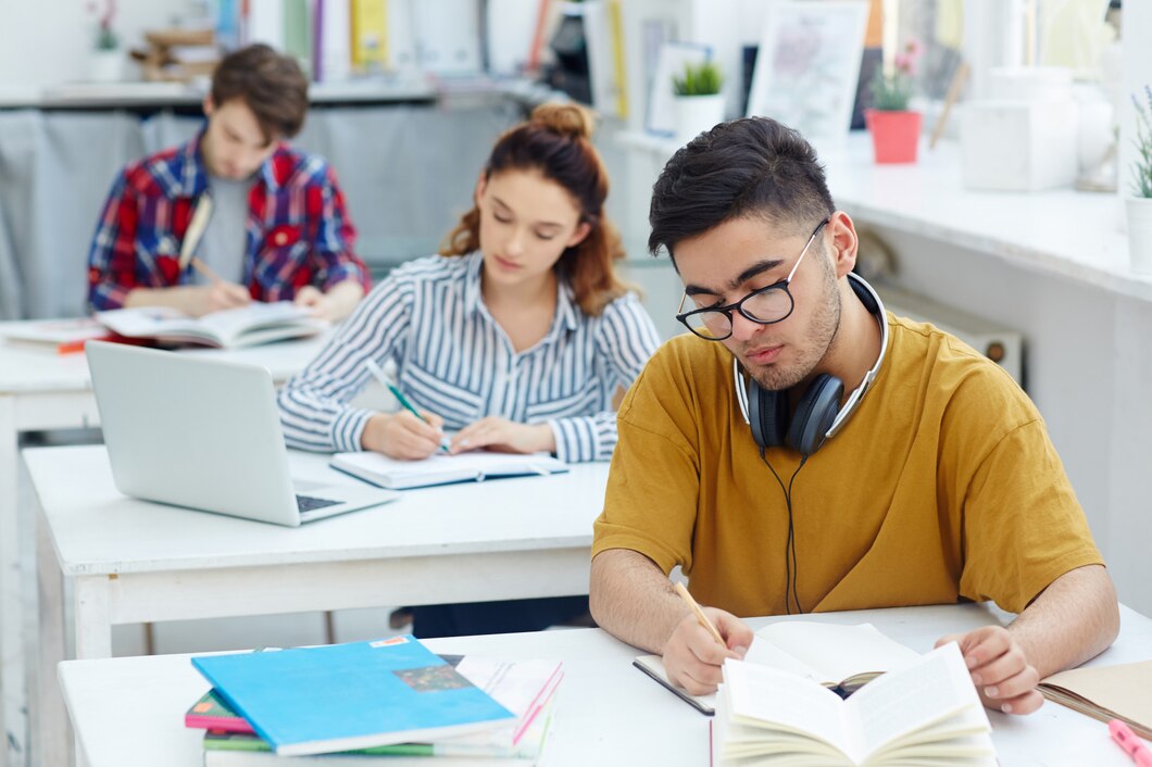 writing-essay_1098-14201.jpg