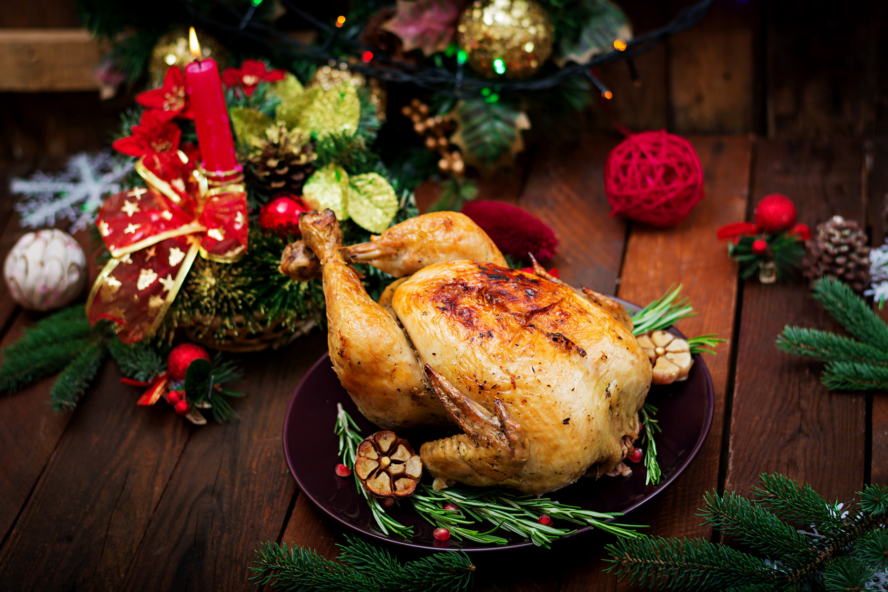 christmas_table_served_with_a_turkey_decorated_with_bright_tinsel.jpg