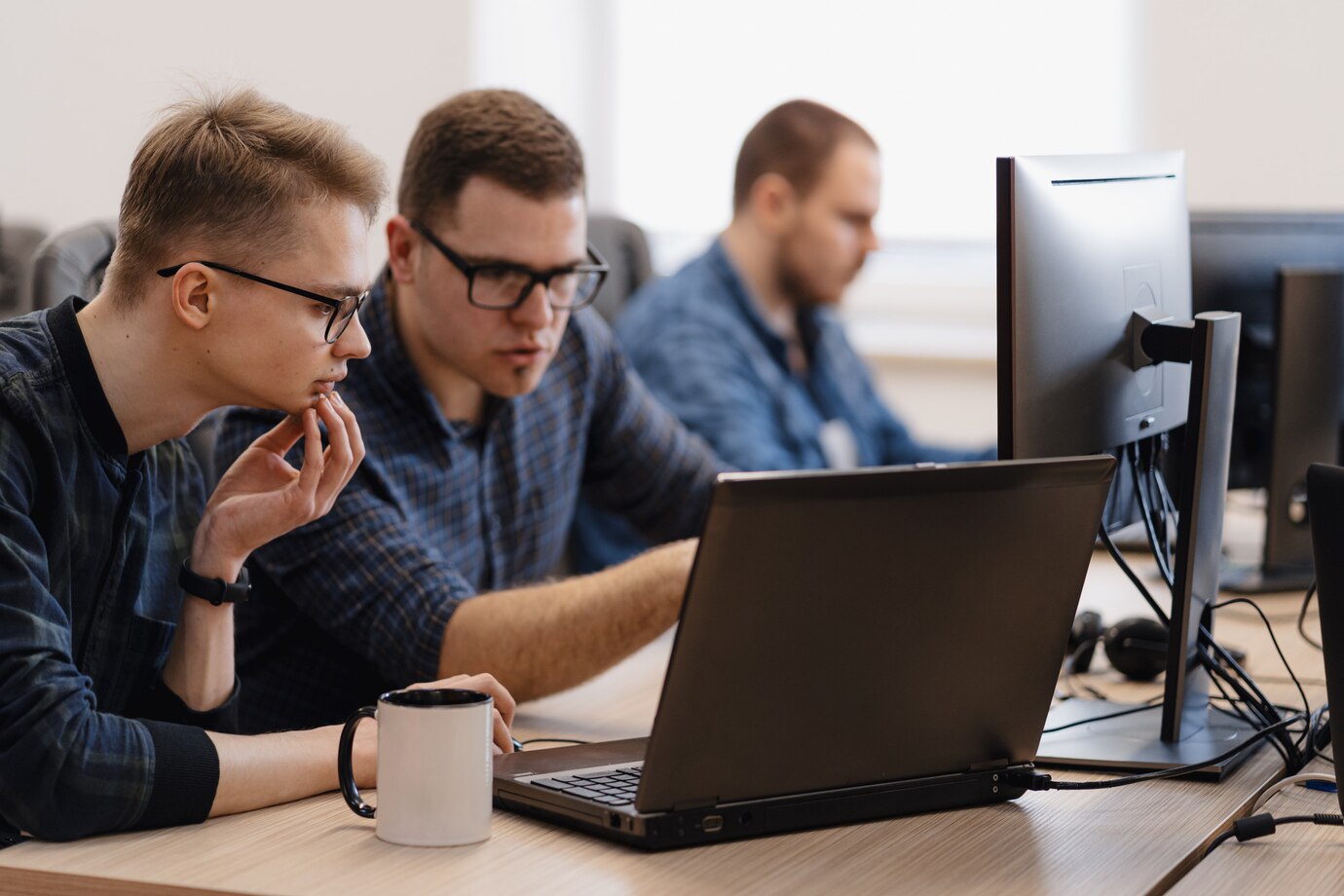 group_of_young_business_people_working_in_the_office_158595_5218.jpg