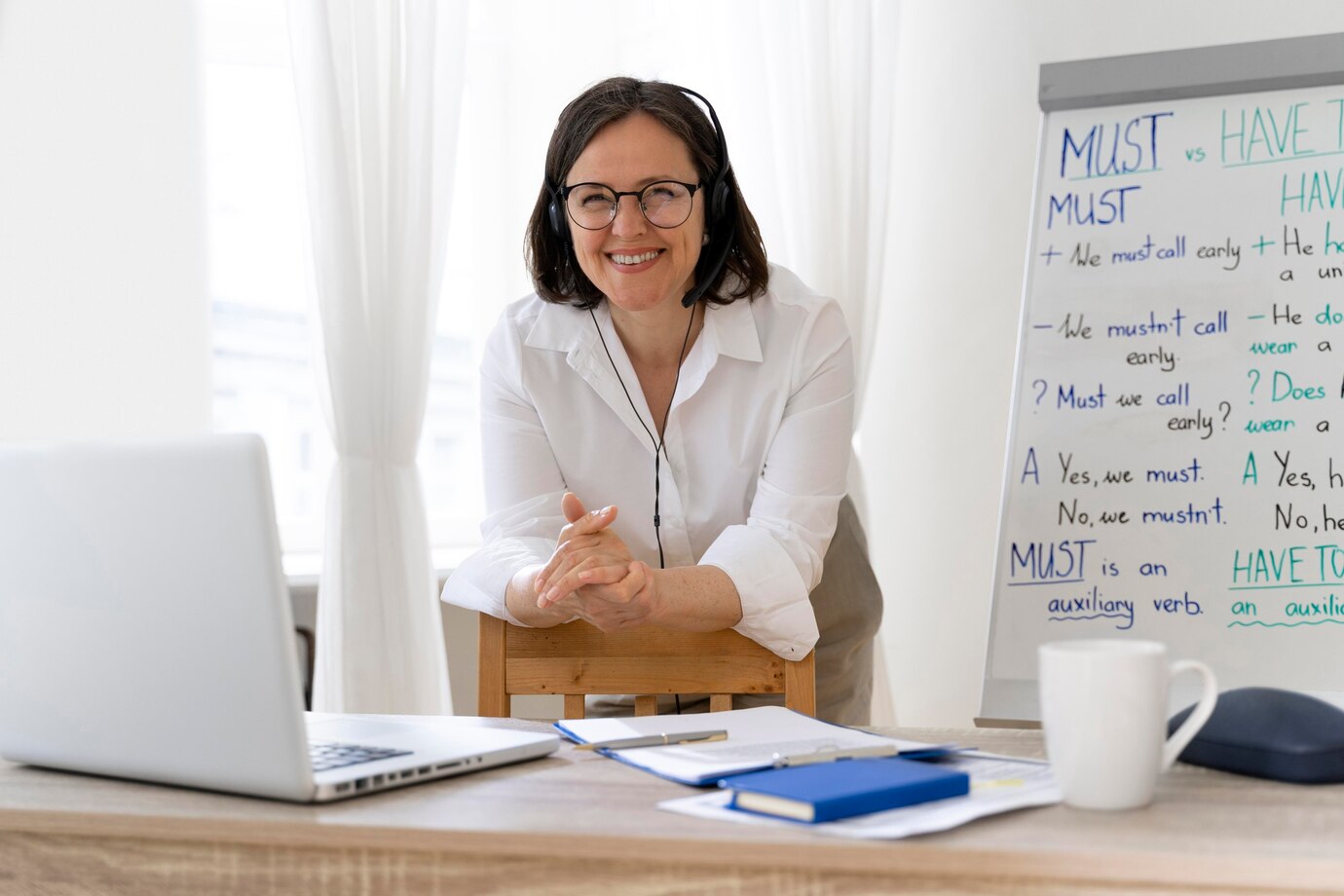 teacher_doing_her_english_class_with_a_whiteboard_23_2148999497.jpg