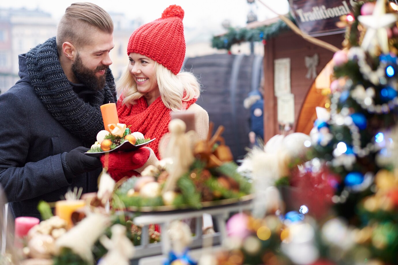 browsing_some_christmas_ornaments_on_christmas_market_329181_9021.jpg